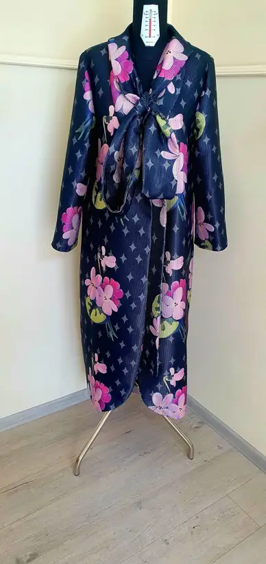 Palton cu imprimeu floral, lucrat în atelier